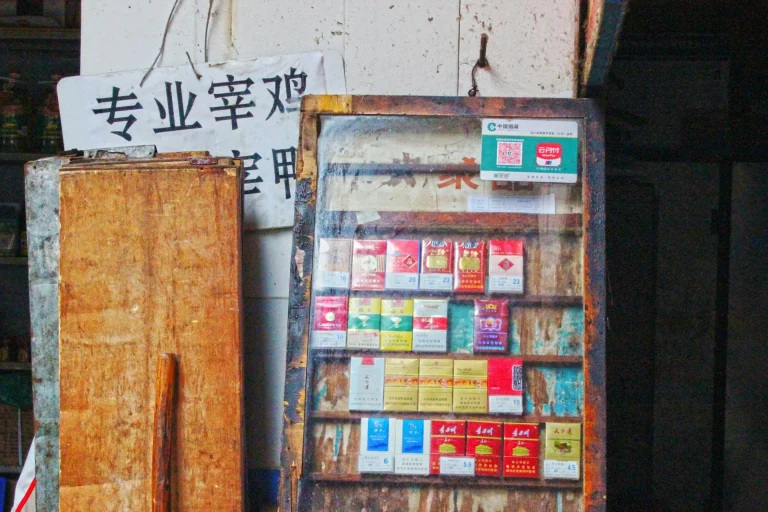 Cigarette Display Store Shelf