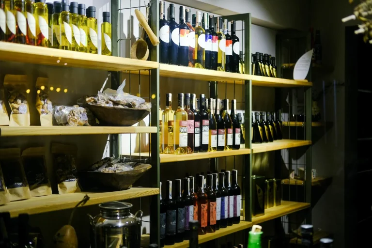 Display Types Retail Shelves