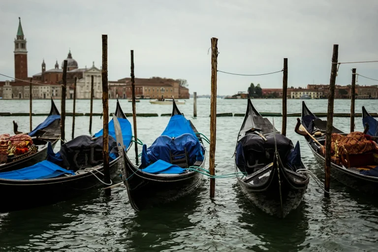 Double Gondola Island Display