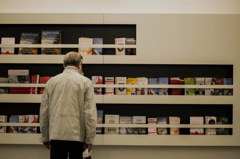 Minimarket Display Store Shelves