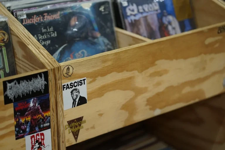 Music Store Rack Retail Shelf